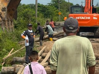Tak Kunjung Diperbaiki, Teuku Heru Ajay Pakai Dana Pribadi Biayai Perbaikan Jembatan Darurat di Bulohseuma