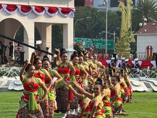 TARI KELANA LENGGER BANYUMASAN MEMUKAU DI ISTANA MERDEKA